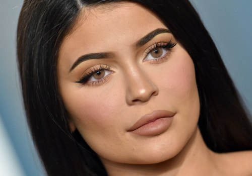 Where does kylie jenner get her eyelash extensions?